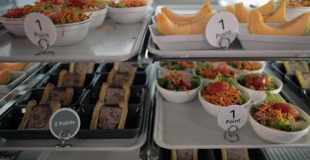 photo  les étudiants n’ayant pas accès à un restaurant universitaire peuvent se faire livrer leur repas sur leur lieu d’étude.  &copy;  co - benoit felace 