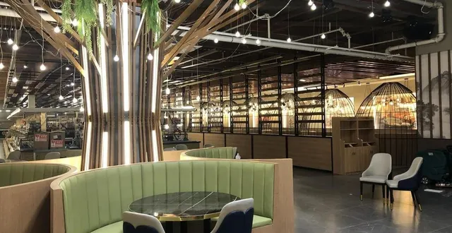 photo  la décoration du restaurant mise sur l’éclairage, des assises et tables variées, et de nombreux espaces joliment compartimentés permettant un minimum d’intimité dans ce vaste endroit.  &copy;  le maine libre 