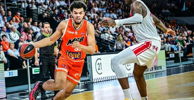 photo  le manceau noah penda tente de passer le burgien kévin kokila, mardi 29 avril 2025, au cours du match de la 27e journée de betclic élite.  &copy;  photo : le maine libre - yvon loué 