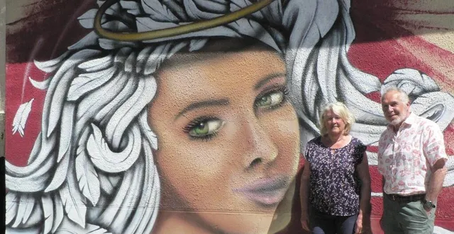 photo  martine vaux, trésorière et dominique chauvin président de rené village d’art devant une fresque murale réalisée lors des pictoires en 2023.  &copy;  ouest-france 