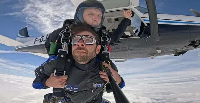 photo  au moment où alex le choisit, il n’est plus question d’hésiter, nous sommes partis pour 30 secondes de chute libre au-dessus de la flèche.  &copy;  2dive 