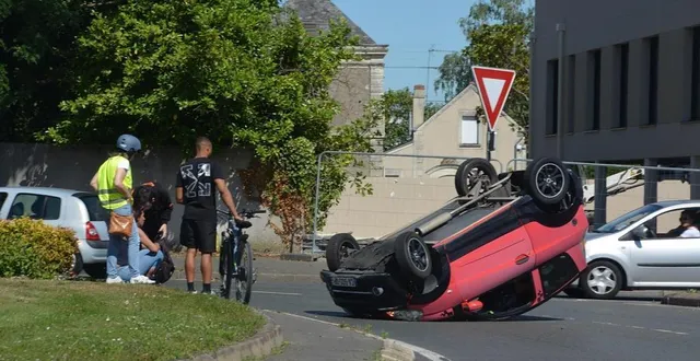 photo  pour éviter une telle mésaventure sur un carrefour à sens giratoire, mieux vaut utiliser les clignotants à bon escient.  &copy;  co antoine humeau 