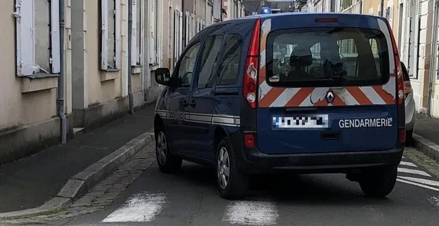 photo  les gendarmes, les pompiers et le samu sont intervenus au domicile de l’ancien professeur dans la matinée du samedi 3 mai.  &copy;  le maine libre 