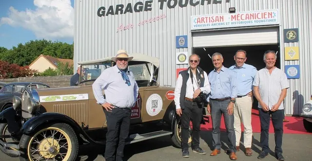 photo  igor biétry pose avec sa ford a de 1929 aux côtés de pascal rousselle, vice-président de la ffve, daniel chevalier, maire de juigné-sur-sarthe, antoine d’amécourt, maire d’avoise, et christophe touchet, garagiste président du rétromobile club juignéen.  &copy;  ouest-france 