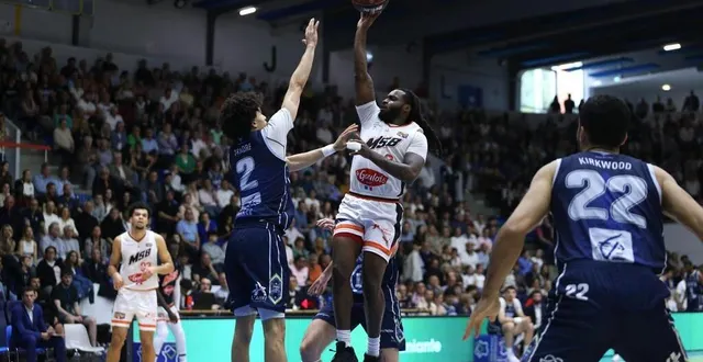 photo  tray buchanan tente un tir devant nolan traoré, ce samedi 3 mai 2025.  &copy;  photo : gaël hérissé (aisne nouvelle)/maxppp 