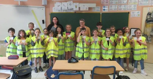 photo  les élèves de la classe ce2 (seize présents sur dix-huit) de l’enseignante amélie demeulle (au fond à gauche), de l’école léonard-de-vinci, ont reçu le diplôme du permis piéton et un gilet jaune des mains de marie-ange fouchereau, maire (au fond au centre).  &copy;  co 