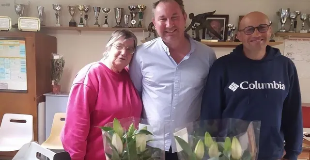 photo  pour le concours de boule de fort un sociétaire un invité de la société l’union de rablay-sur-layon, 28 équipes étaient en lice. la finale a vu la victoire de janine lambert, figure bien connue de la société, en compagnie de son fils frédéric. la partie, au début équilibrée sur un score de 4 à 4, s’est achevée ensuite rapidement. leurs adversaires, le sociétaire andré desfontaine et jean-victor gabard, se sont finalement inclinés. la paire familiale a asséné deux coups de quatre points, terminant la rencontre par 12 à 4. « cela a été un très beau concours, avec beaucoup de passage de spectateurs. la prochaine étape pour nous, c’est le vide-greniers le jeudi 8 mai », commente benjamin thomas, président de la société (au centre de la photo).  &copy;  co 