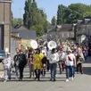 photo défilé pour le carnaval des parents d’élèves dans les rues de chantenay-villedieu.