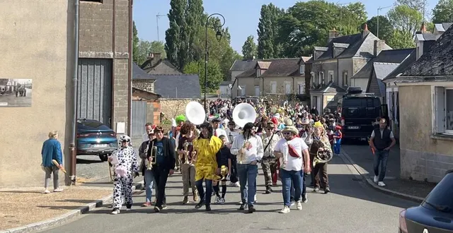 photo  défilé pour le carnaval des parents d’élèves dans les rues de chantenay-villedieu.  &copy;  le maine libre 