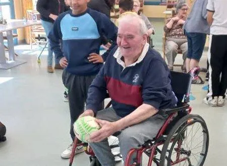 photo  les résidents et les jeunes footballeurs s’amusent.  &copy;  le maine libre 