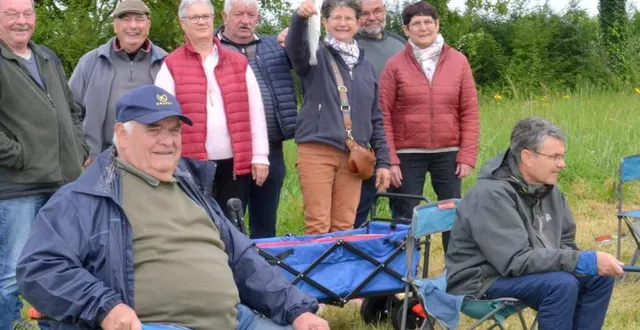 photo  à l’étang du bas-des-landes, jean-claude letessier (en haut à gauche) a été félicité par ses amis pêcheurs d’un jour.  &copy;  le maine libre 