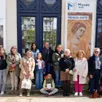 photo  les membres de l’association posent devant le musée de tessé. 
