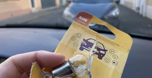 photo  disposez-vous d’ampoules de rechange dans votre boîte à gants ?  &copy;  le maine libre 