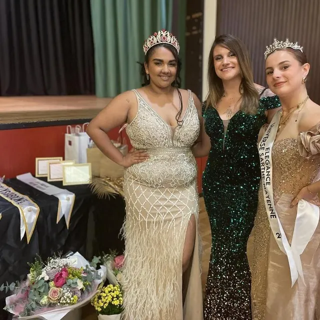 photo aurélie huan, professeur d’espagnol au lycée saint-joseph, entourée de cybélia bureau à sa droite et nina tourneux, du comité miss petite universe.  ©  le maine libre