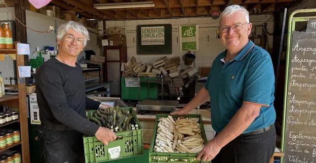 photo  jean-marc coulon, le profucteur d’asperges (à gauche) travaille depuis plus d’une dizaine d’années avec xavier soufron, le chef cuisinier de l’auberge des matfeux.  &copy;  yanne boloh 