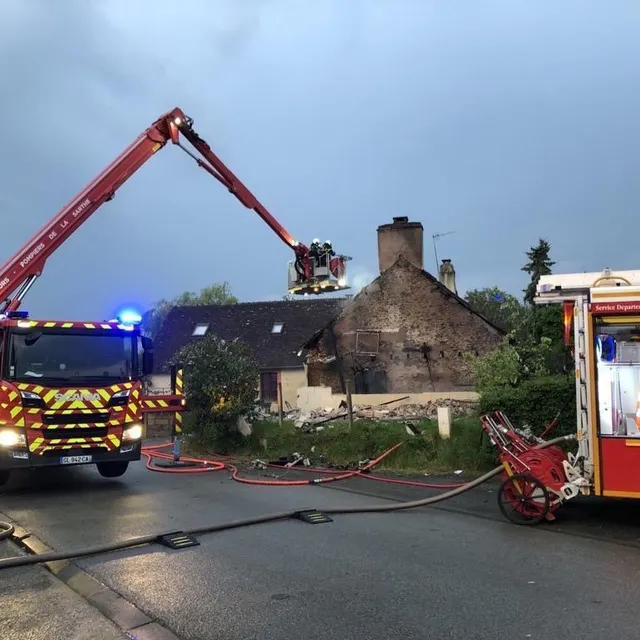 photo les pompiers interviennent avec une nacelle.  ©  ouest-france