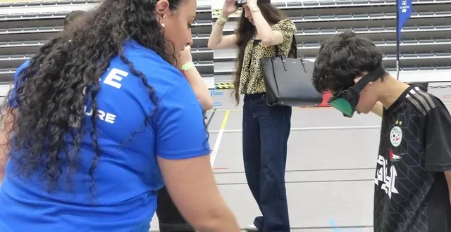 photo  à monplaisir, mercredi, une policière aide un jeune dans une des activités proposées mercredi par les associations raid aventure et changer les regards.  &copy;  ouest-france 