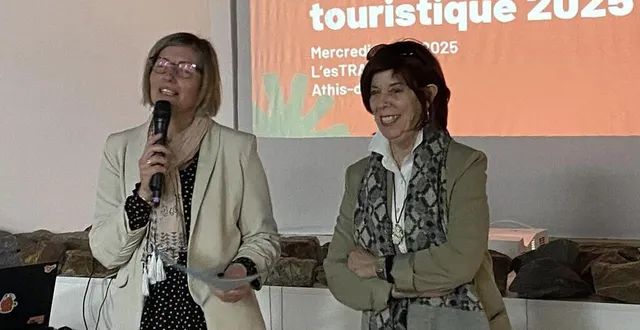 photo  à gauche, anne goelibo vice présidente tourisme et dominique delomez, de l’estrade, ouvrent la saison touristique 2025.  &copy;  ouest-france 