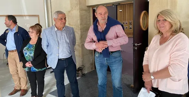 photo  de gauche à droite, claude duval, jocelyne duval, mostefa maachi, christophe robieux et léna belperche, lors du vernissage.  &copy;  ouest-france 