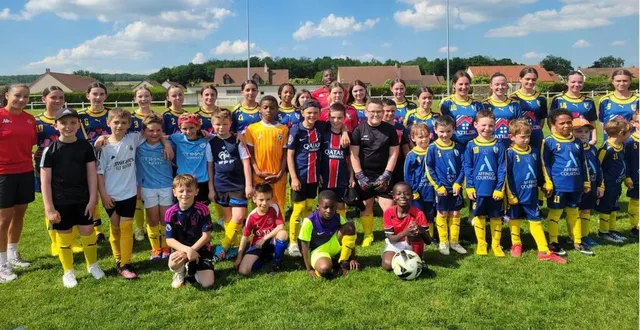 photo  le fc val du loir a organisé pour ses licenciées féminines un après-midi avec trois joueuses du mans fc : sana guermazy, nassima bekhti et esther siluvangi.  &copy;  le maine libre 