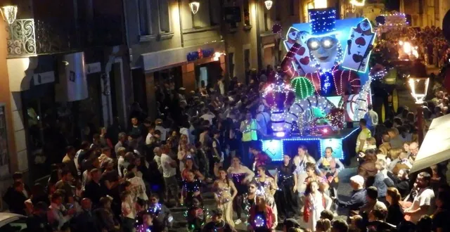photo  le public et les carnavaliers étaient en osmose pour faire la fête.  &copy;  co 