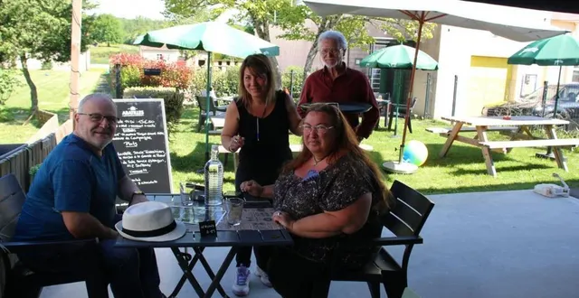 photo  en service en terrasse, mélanie point (debout au centre) a accueilli ses premiers convives.  &copy;  ouest-france 