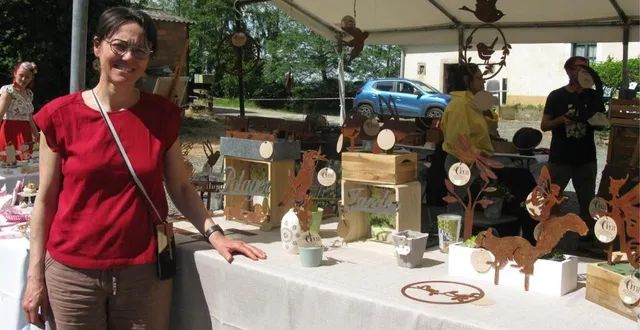 photo  céline bruneau devant ses œuvres en métal rouillé.  &copy;  ouest-france 