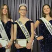 photo lilou latour, miss pays sabolien 2025, entourée par camille royer et lana soyer.