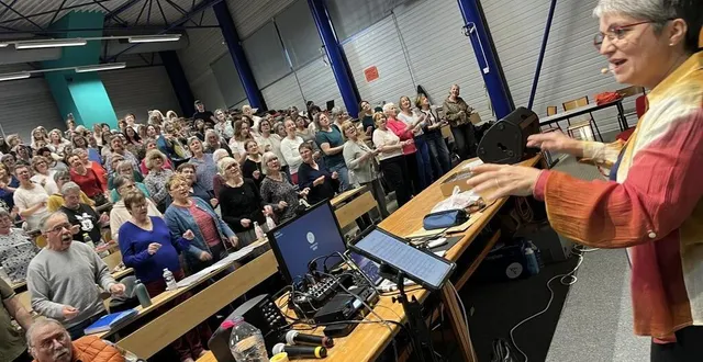 photo  marie-thérèse brebion, cheffe de cœur, à la baguette pour faire répéter les 350 membres de la chorale les intemporels.  &copy;  ouest-france. 