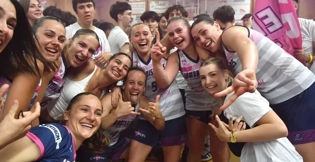 photo  les joueuses de lamboisières ont longuement fêté leur accession en n1.  &copy;  co – michel durigneux 