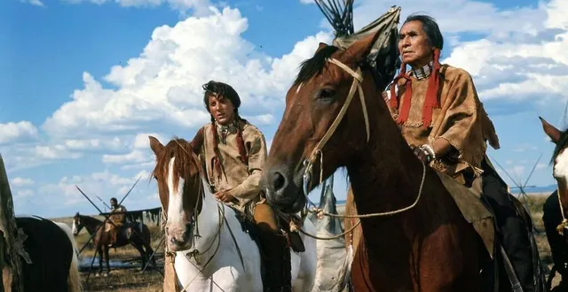 photo  jack crabb (dustin hoffman, à gauche) et le chef old lodge skins (chief dan george) dans le film little big man.  &copy;  © mel traxel/ernst haas 