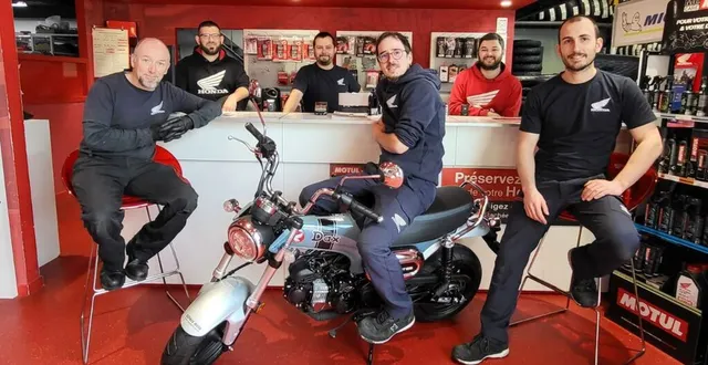 photo espace moto : l'équipe atelier et apv