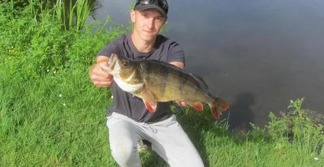 photo  thomas boulard et sa prise, une perche de 52 cm.  &copy;  ouest-france 