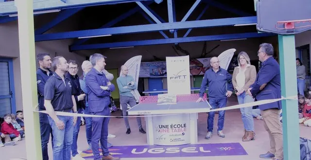 photo  la table installée en présence de personnalités.  &copy;  le maine libre 