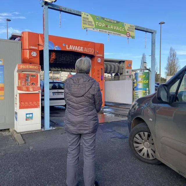 photo outre l’aspect esthétique, le lavage des véhicules est essentiel pour éviter une usure prématurée, mais aussi pour la sécurité au volant et… l’environnement.  ©  co - cheyenne tyrakowski