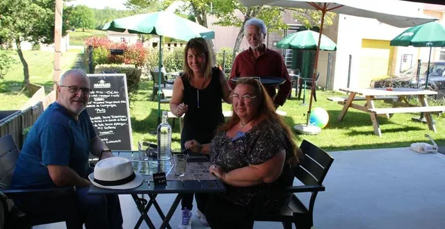 photo  mélanie point a accueilli ses premiers convives en terrasse  &copy;  le maine libre 