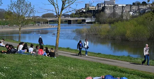 photo  le soleil a brillé plus et les températures ont été plus élevées que la normale en avril en maine-et-loire. un temps idéal pour flâner et bronzer.  &copy;  archives co - laurent combet 