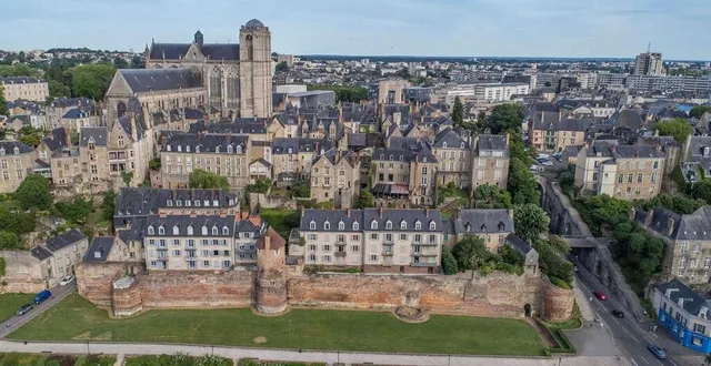 photo  la cité plantagenêt est le centre historique de la ville du mans. dominée par la cathédrale saint-julien, elle est délimitée par les remparts d’origine romaine.  &copy;  ouest france / thomas bregardis 