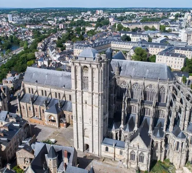 photo une vue aérienne de la cathédrale saint-julien, au mans.  ©  ouest france