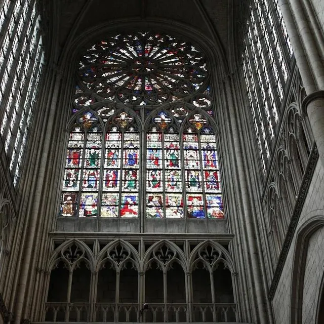 photo les superbes vitraux de la cathédrale saint-julien du mans  ©  ouest france archives