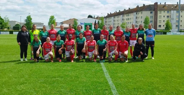 photo  les joueuses de l’us alençon et du fc flers ont pris la pose avant le coup d’envoi du derby ornais de régional 1 féminin, ce dimanche 4 mai.  &copy;  ouest-france 