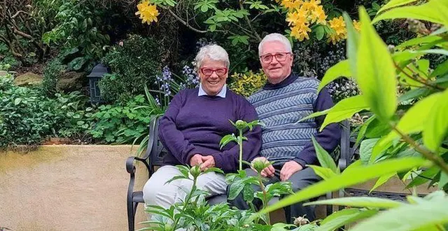 photo  marie-christine et michel poirier propriétaires du jardin bleuenn qui sera ouvert du jeudi 8 au dimanche 11 mai en faveur du neurodon.  &copy;  ouest-france 