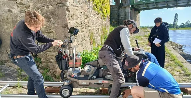 photo  l’une des premières scènes tournées à ingrandes-le fresne-sur-loire pour le prochain long-métrage d’arthur harari se tient près du pont.  &copy;  ouest-france 