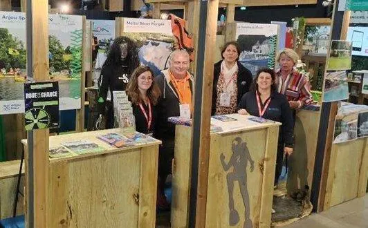 photo  jean-pierre bouakaze, au centre, avec de g. à dr., mazarine rouillère, bénédicte flamand, réjane picaut, cécile bouin.  &copy;  document remis 
