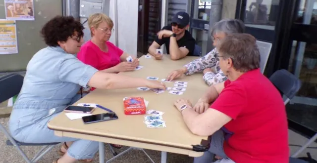 photo  le café papote est l’occasion de faire connaissance et de connaître les habitants.  &copy;  le maine libre 