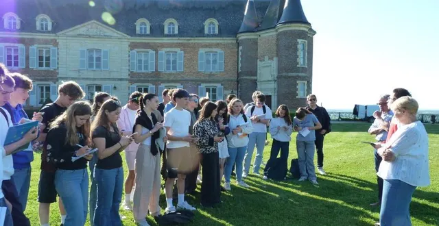 photo  à droite, isabelle guillemin présidente de l’office de tourisme de la ferté-bernard en perche émeraude, accueille les élèves.  &copy;  le maine libre 