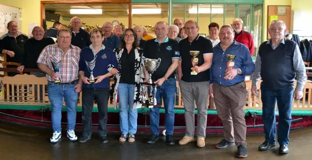 photo  vainqueurs et finalistes avec les organisateurs et isabelle, fille d’alain coubard.  &copy;  le maine libre 