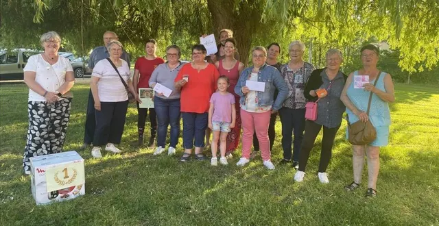 photo  les gagnants de la tombola étaient ravis de leur lot.  &copy;  le maine libre 