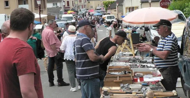 photo  les chineurs ont profité d’une journée presque estivale pour chercher la bonne affaire.  &copy;  ouest-france 
