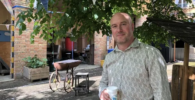 photo  florent catteau, président des courts circuits, dans la cour de l’association en cours d’aménagement pour le retour de la guinguette annuelle.  &copy;  ouest-france 